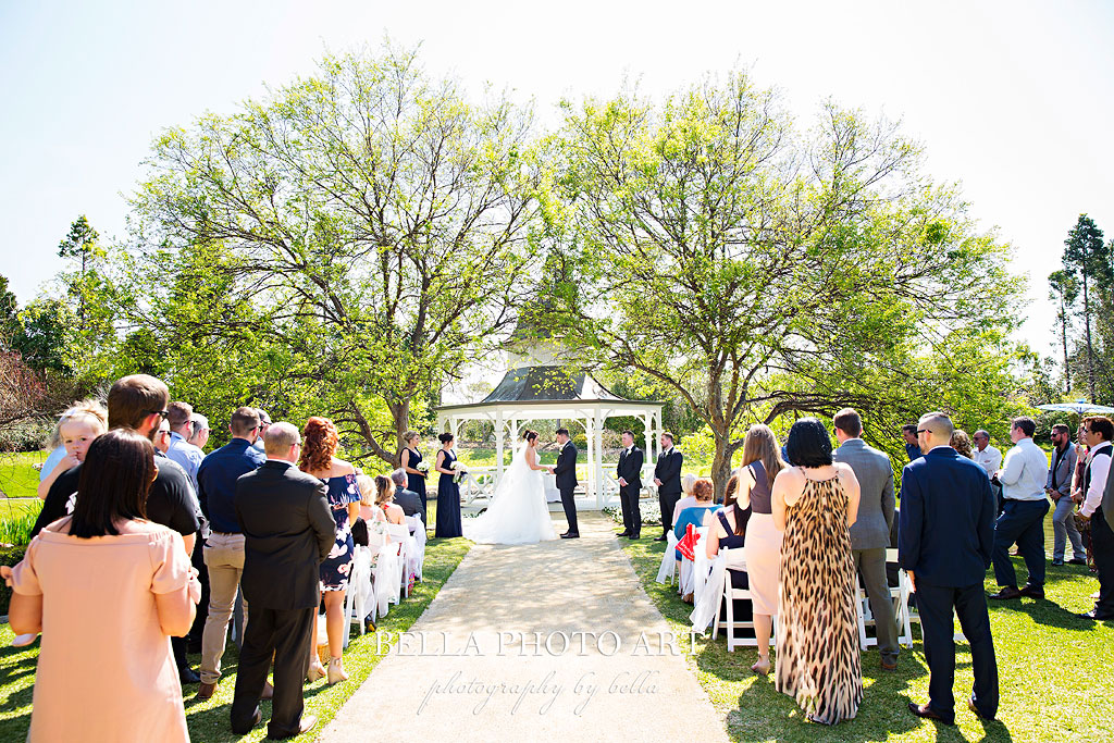 hunter valley gardens wedding ceremony by the rotunda