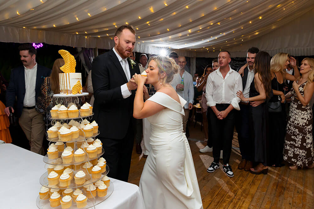 cutting the cake eating the wedding cake